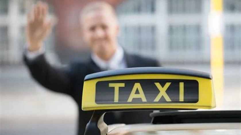 Chauffeur taxi satisfait après obtention de 