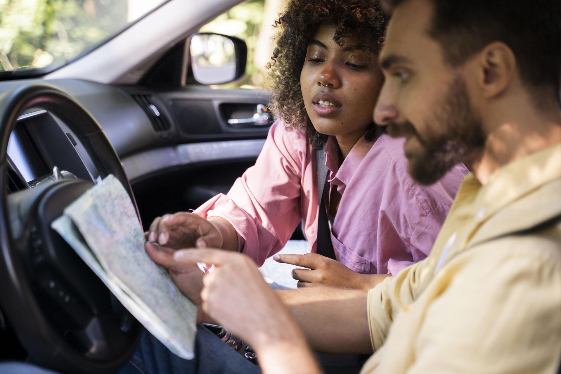 Deux personnes discute sur le chemin sur une carte